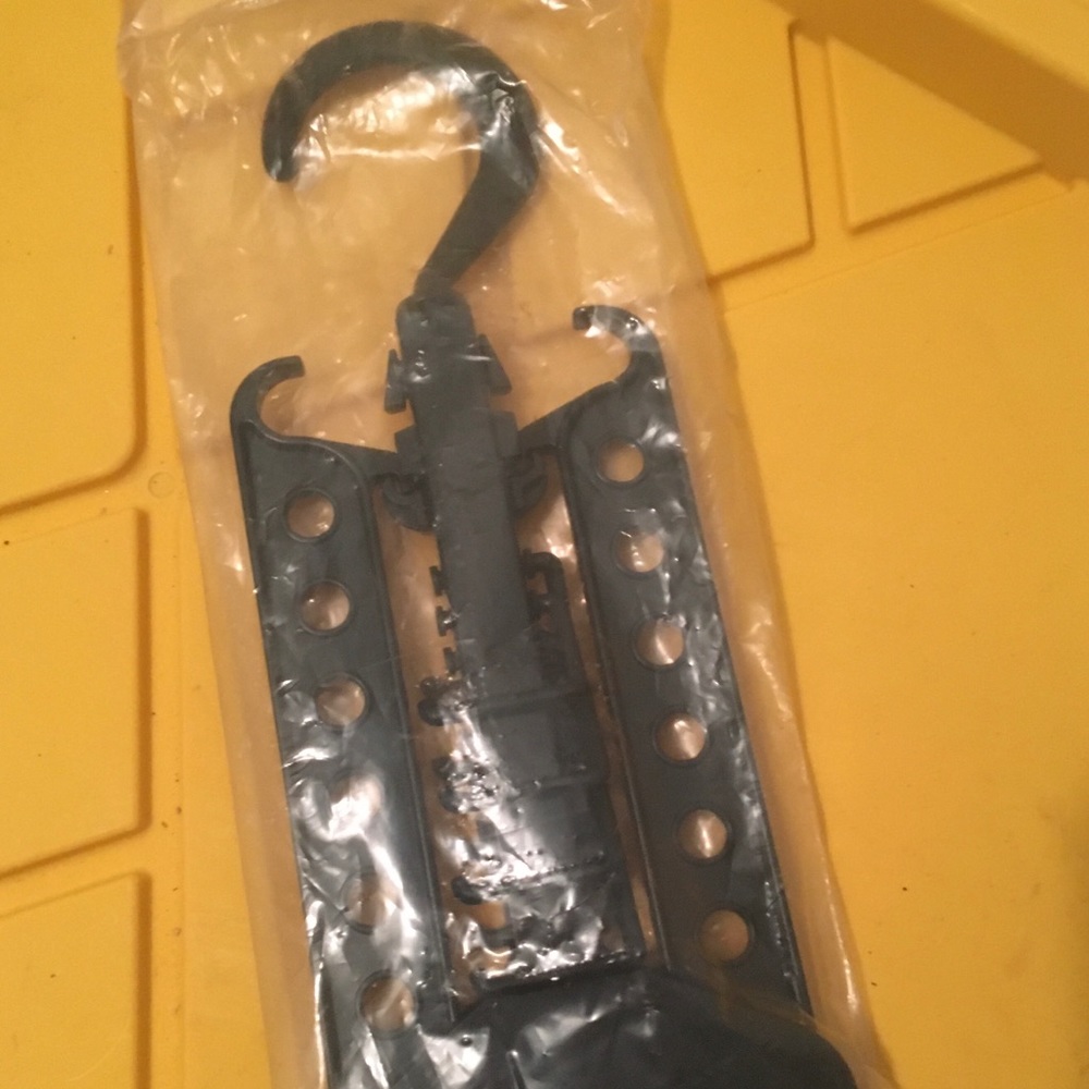 NW BLACK PLASTIC TIES HANGER
